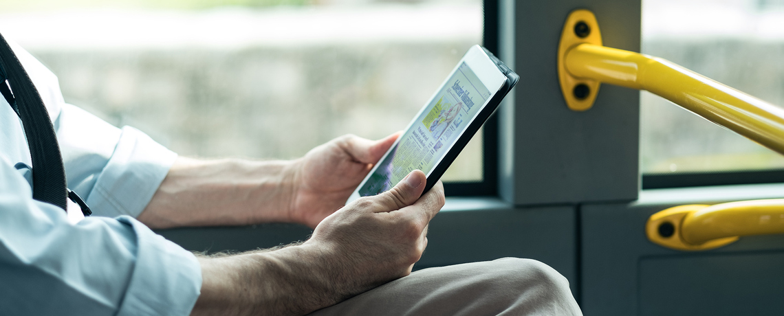 Mann mit Tablet nutzt DigitalPremium von SVZ